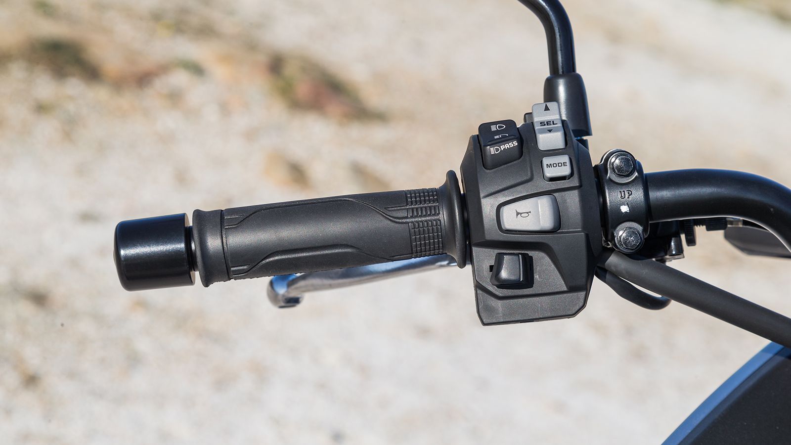 Τα νέα χειριστήρια κινούνται στη φιλοσοφία των adventure μοντέλων της Honda,  είναι εργονομικά άψογα και πολύς καλής ποιότητας, με τον οδηγό έχει πρόσ