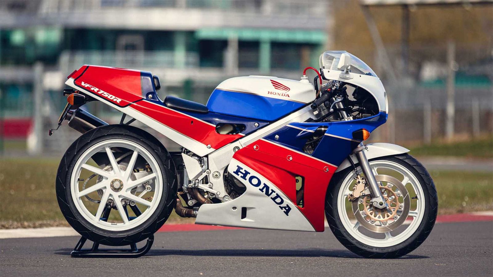 Η Honda RC30 της δημοπρασίας. 