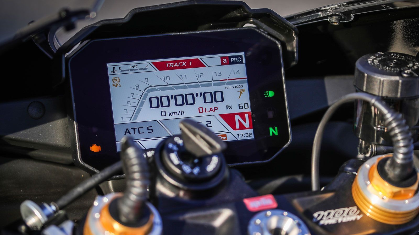 Η νέα μεγαλύτερη οθόνη 5 ιντσών παρέχει δύο απεικονίσεις (Road, Track) και είναι ευδιάκριτη σε όλες τις συνθήκες, ενώ το μενού της είναι εύκολο επιτρέ