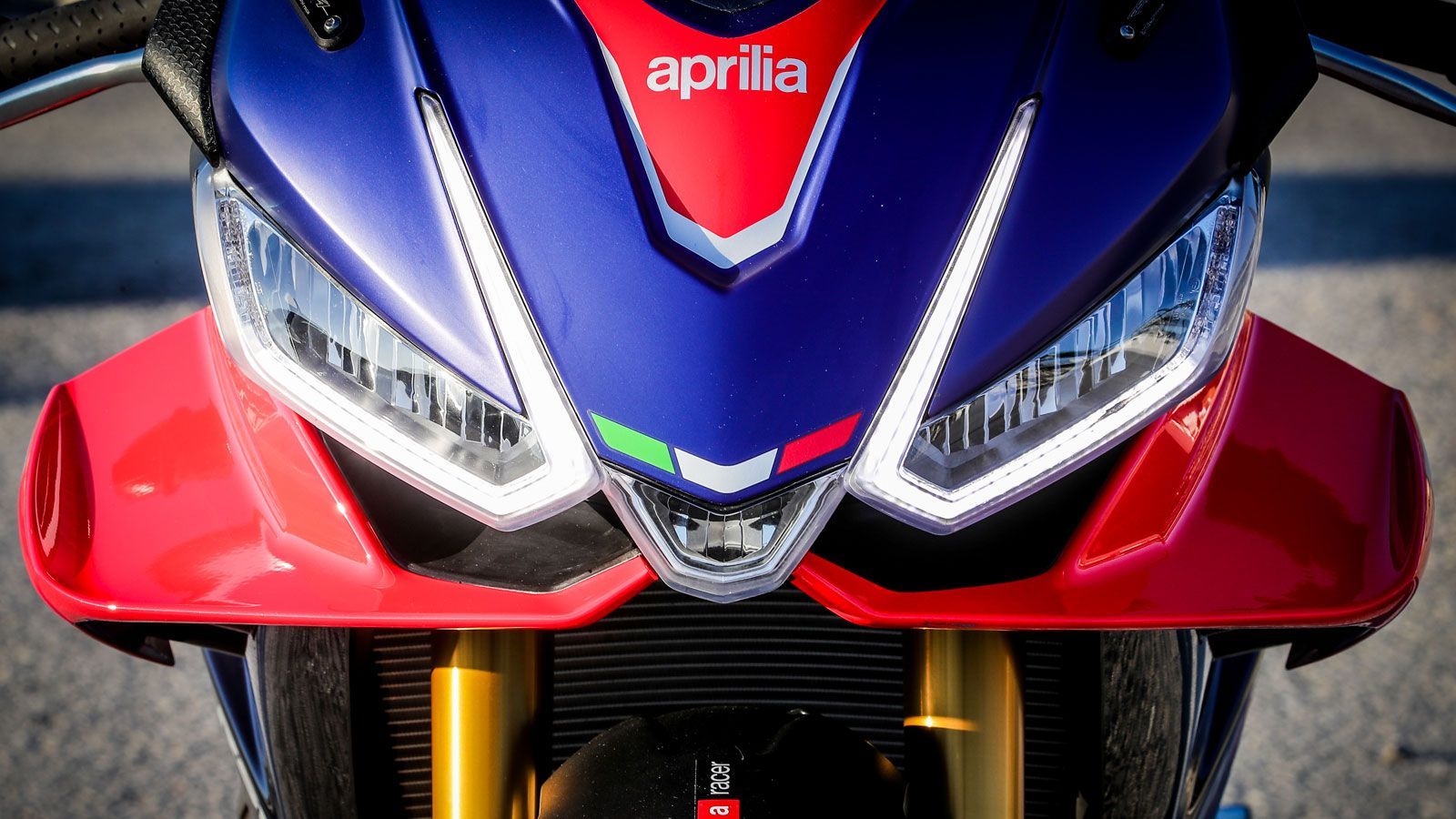 Ο τριπλός προβολέας είναι πλέον Led με φώτα ημέρας και φώτα στροφής, ενώ τα αεροδυναμικά φτερά ενσωματώθηκαν στο φέρινγκ συμβάλλοντας περισσότερο από 