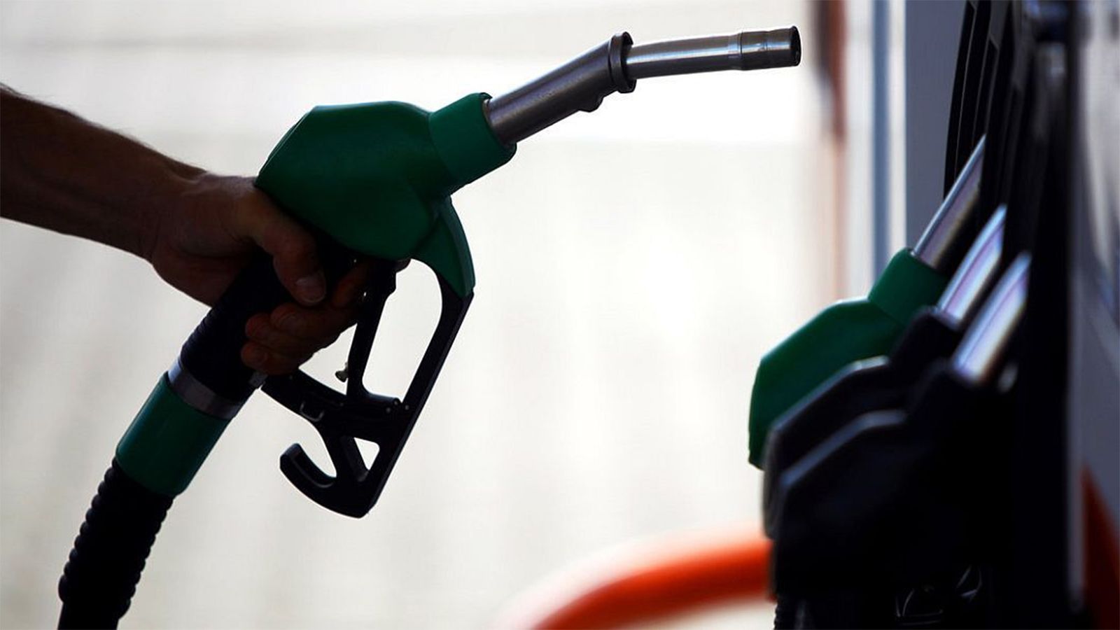 Ξανά προς... την δόξα τραβά, η τιμή της βενζίνης στα πρατήρια της χώρας. 