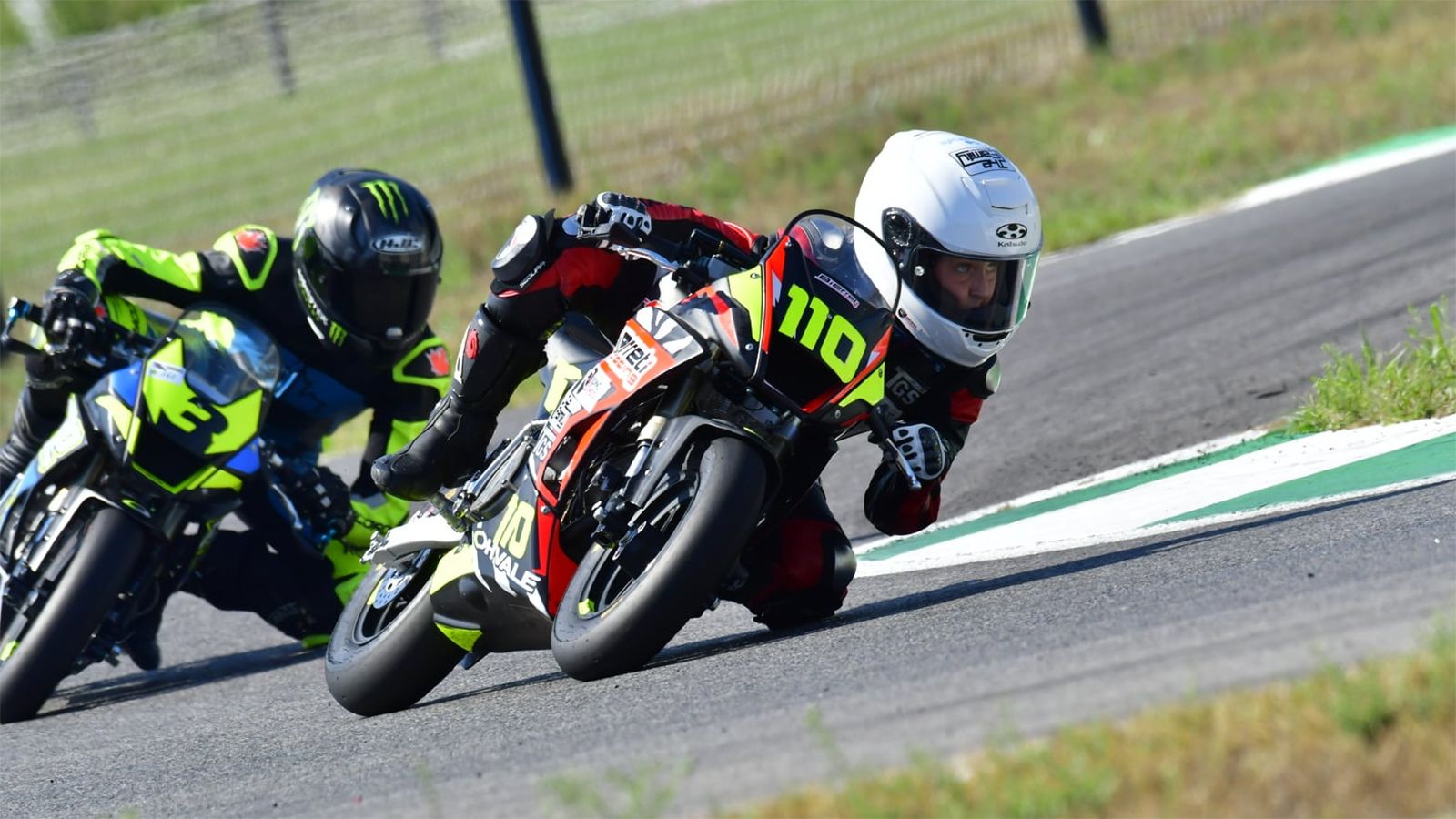 O Παναγιώτης Κολλάρος, στο προσκήνιο, σε ενσταντανέ αγωνιστικής δράσης. 