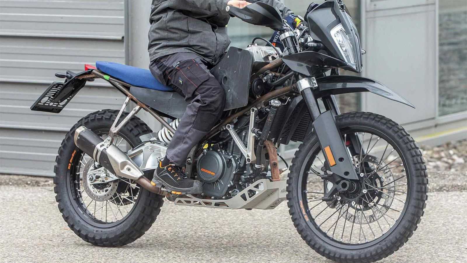 Μία από τις κατασκοπευτικές εικόνες της νέας KTM 390 Adventure.