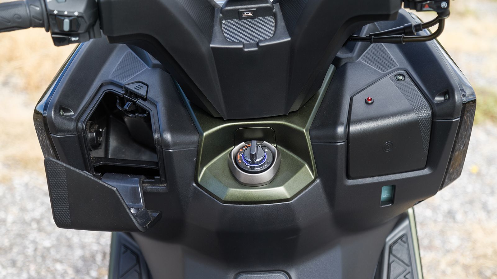 Στο μπροστινό μέρος υπάρχει ντουλαπάκι (δεν κλειδώνει) με θύρα USB, ενώ ακόμη μια θύρα USB βρίσκεται στο τιμόνι. Ακριβώς από κάτω βρίσκεται ο διακόπτη