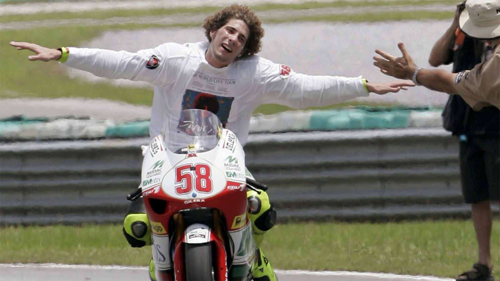 O Marco Simoncelli σε ένα χαρακτηριστικό ενσταντανέ του.