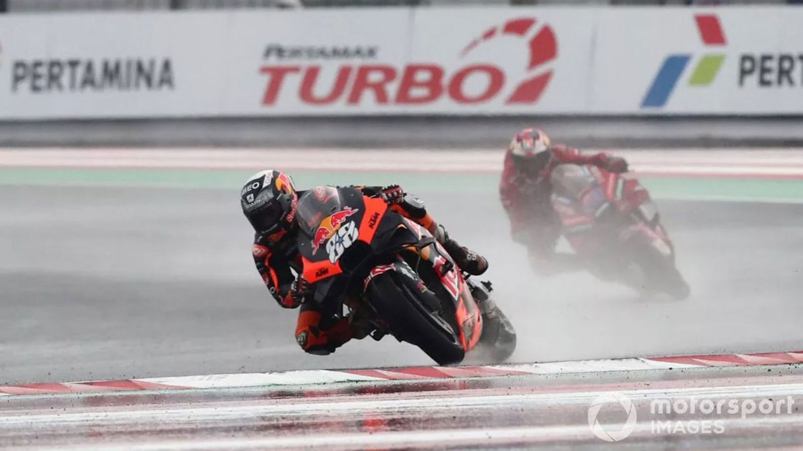 MotoGP Ινδονησία: “Βρεγμένη” νίκη για Oliveira