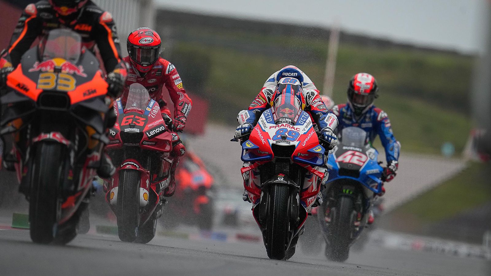 Στιγμιότυπο από την αγωνιστική δράση των MotoGP στο Portimao της Πορτογαλίας, φέτος. 