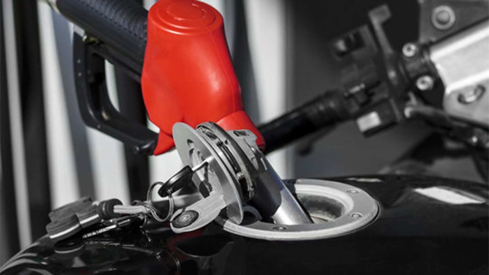 Σε εφιάλτη έχει μετατραπεί το γέμισμα της μοτοσυκλέτας στο πρατήριο καυσίμων... 