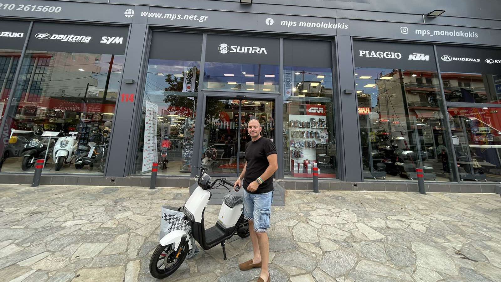 O κ. Ζώης Φούρναρης με το δώρο του, στο κατάστημα MPS Manolakakis. 