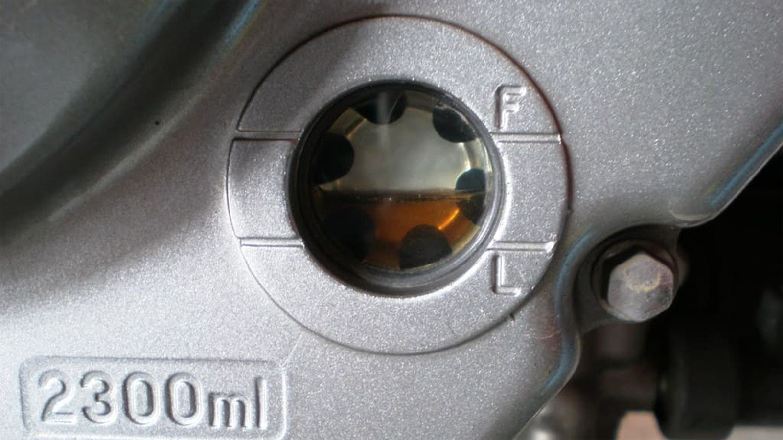 Η μέτρηση της στάθμης λαδιού στη μοτοσυκλέτα σας έχει και αυτή τον τρόπο της, να γίνει σωστά!