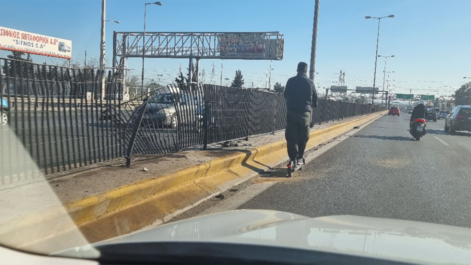 H επίμαχη φωτογραφία του πατινιού στην αριστερή λωρίδα, στον Κηφισό.