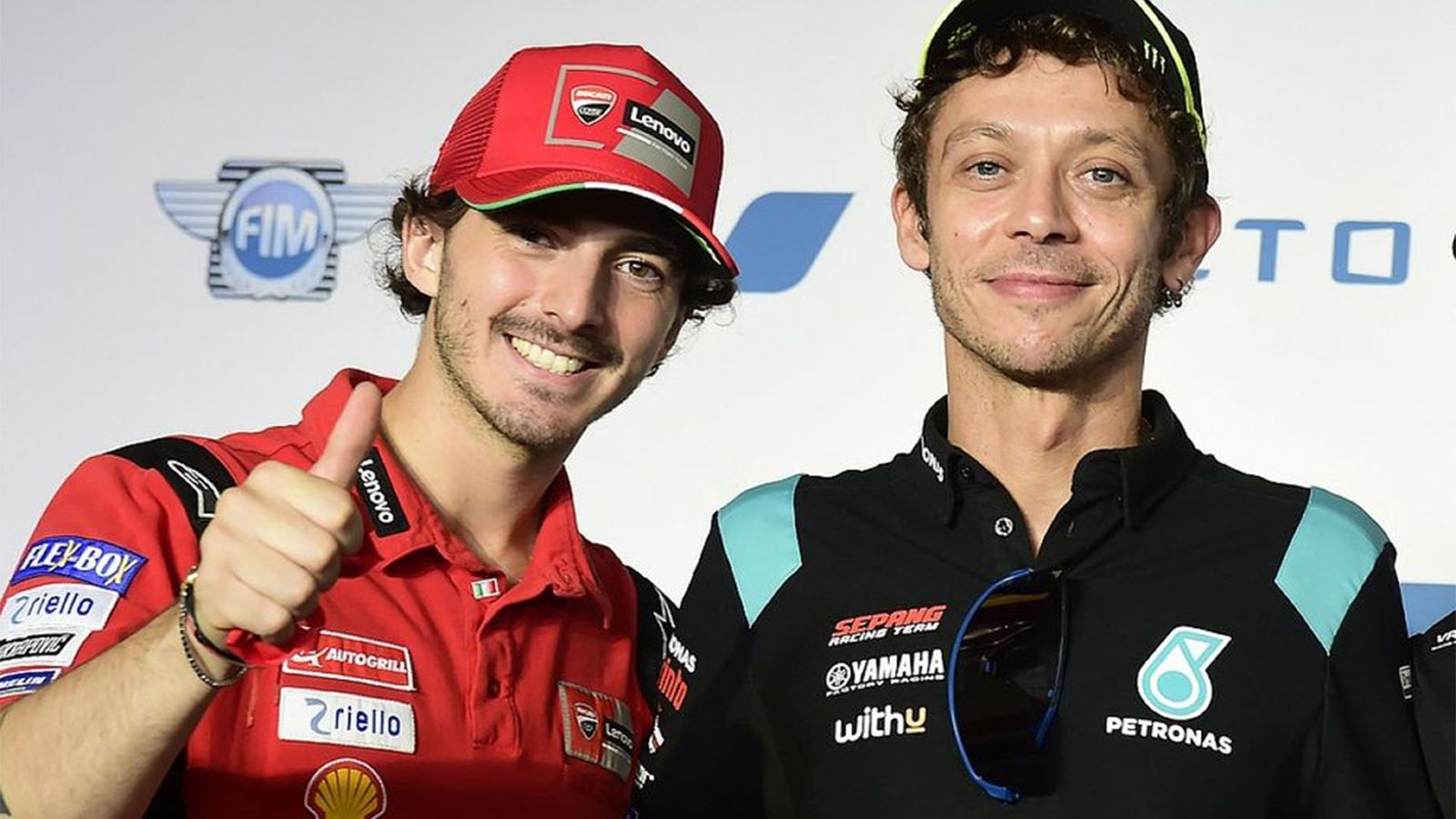 Ο Francesco Bagnaia (αριστερά) μαζί με τον Valentino Rossi