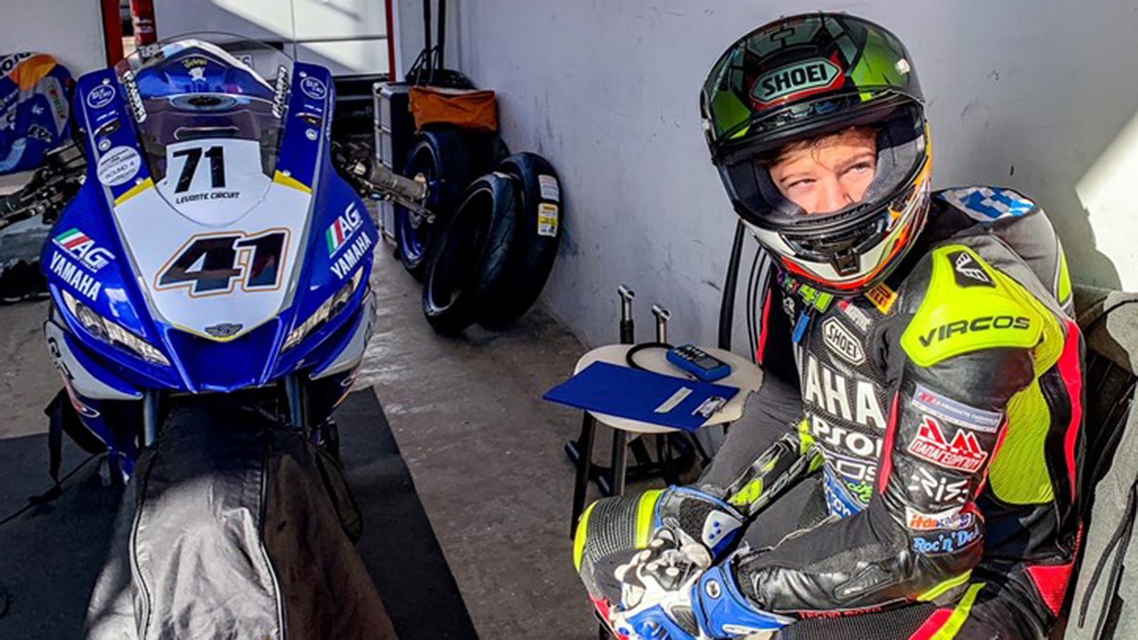 O Γιάννης Περιστεράς με την αγωνιστική του μοτοσυκλέτα. 