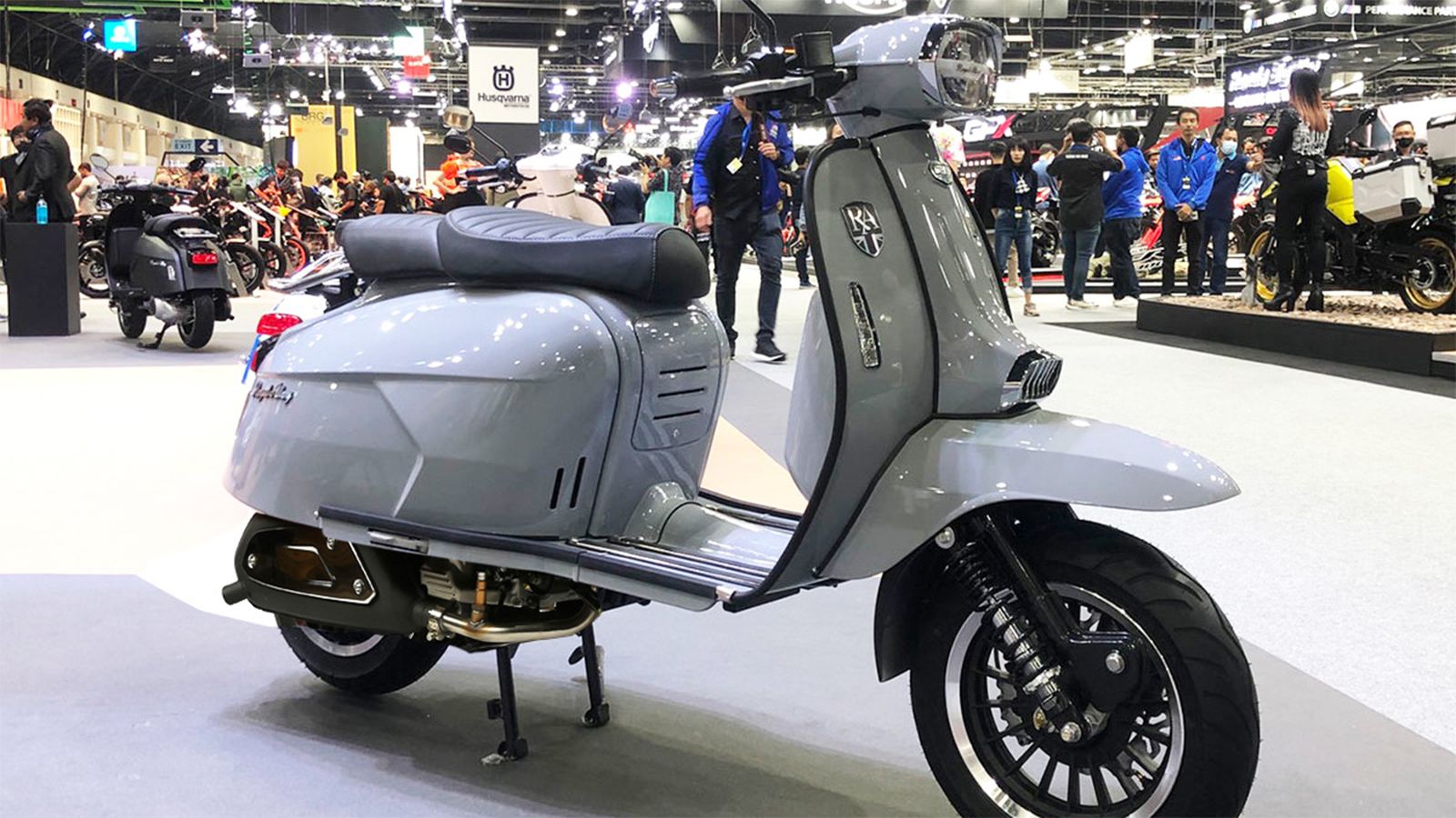 Το Royal Alloy GP300 στο νέο χρώμα British Blue.