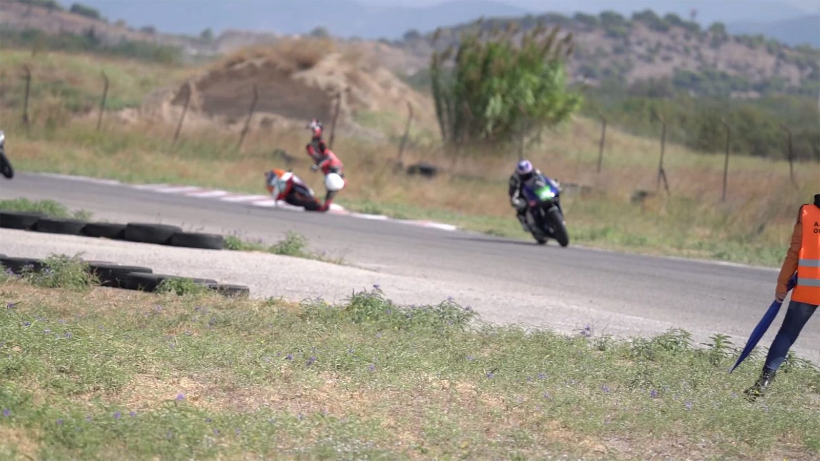 H στιγμή του σφοδρού ατυχήματος του Β. Στάμου, στον αγώνα της 2ας Οκτωβρίου του 2021 στα Μέγαρα.