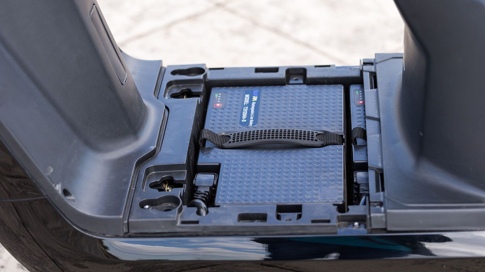 Οι δυο αποσπώμενες μπαταρίες βρίσκονται στο πάτωμα.