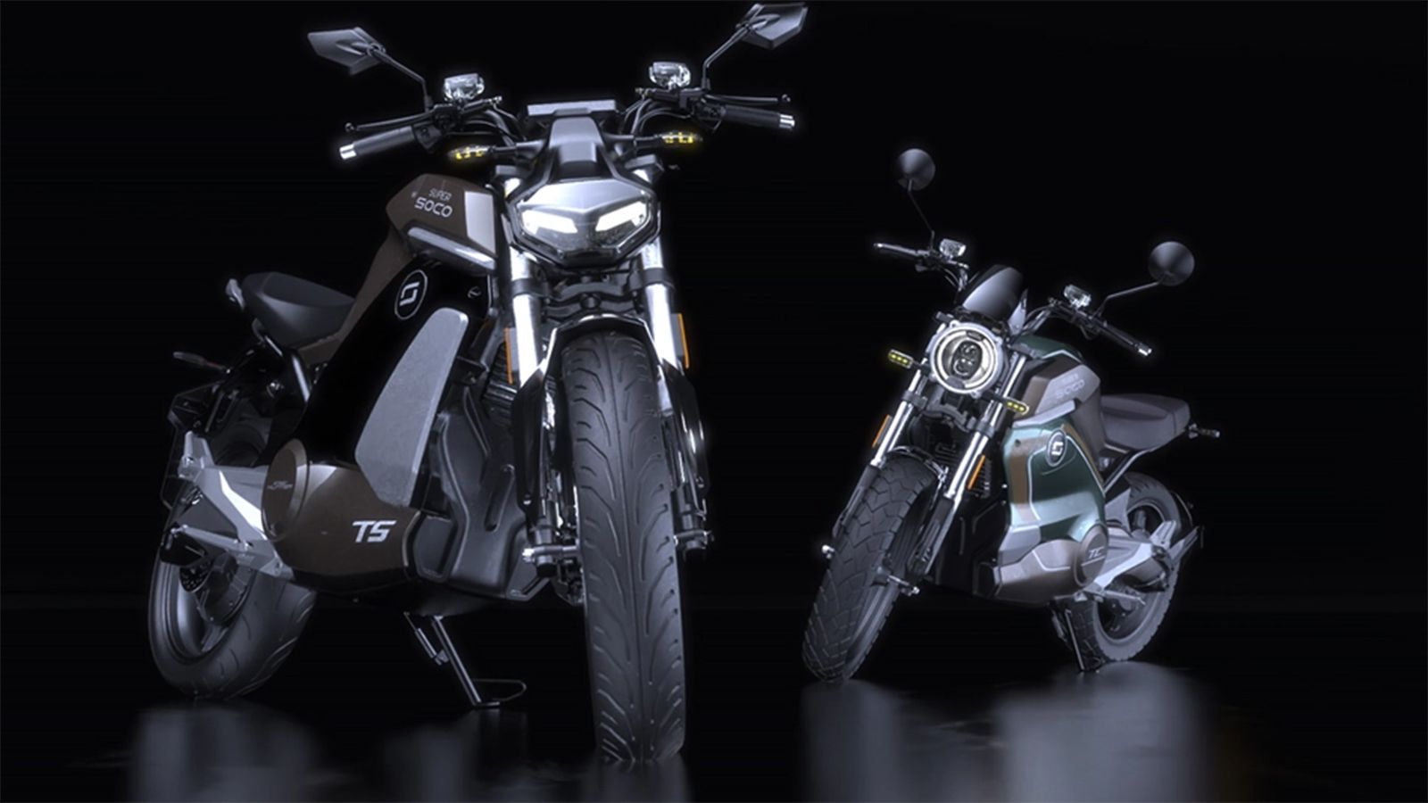 Αριστερά: Το Super Soco TS Street Hunter. Δεξιά: Super Soco TC Wanderer.