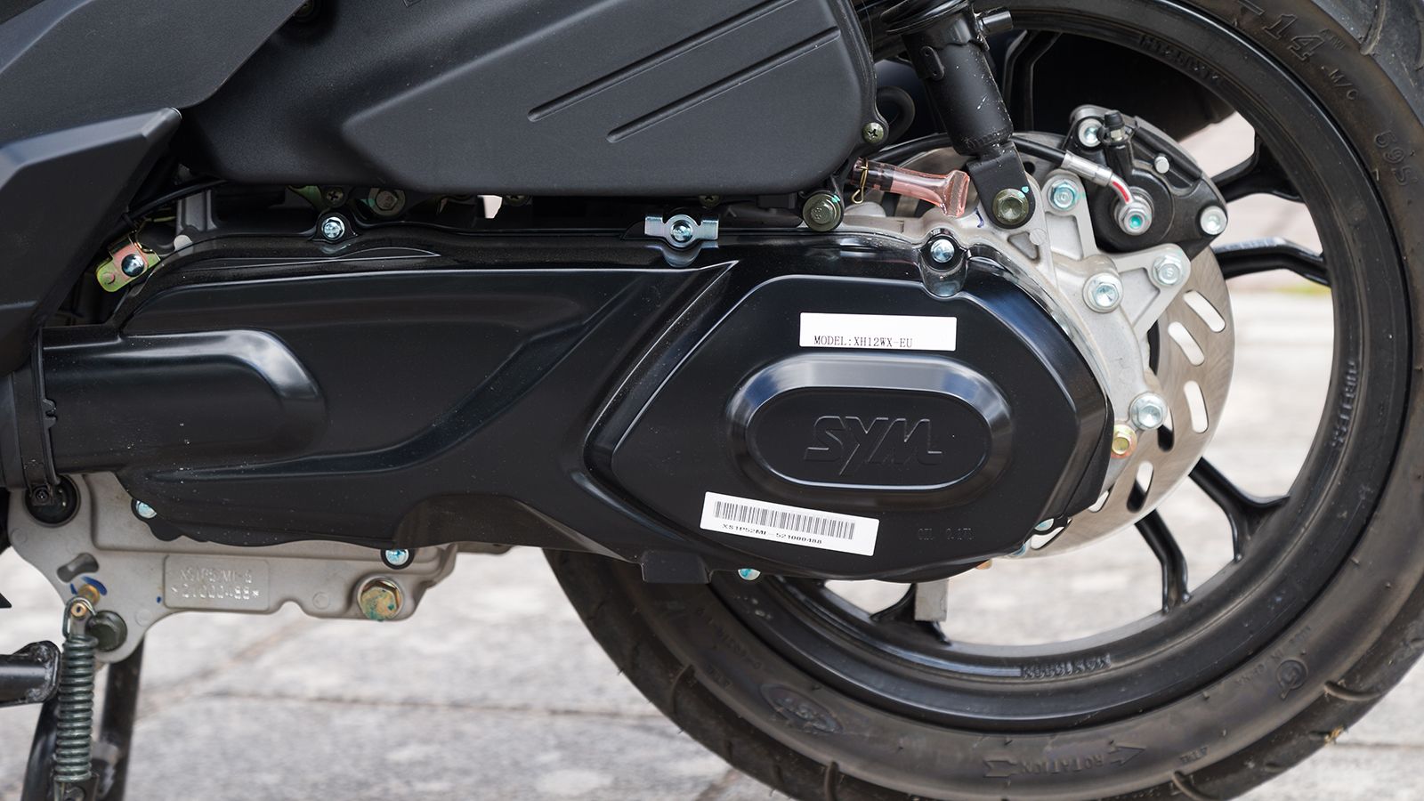 Ο κινητήρας ενσωματώνει έξυπνη διάταξη ψύξης με πλευρικά τοποθετημένο ψυγείο, εξαλείφοντας τις κλασικές σωληνώσεις και διατηρώντας σταθερή θερμοκρασία