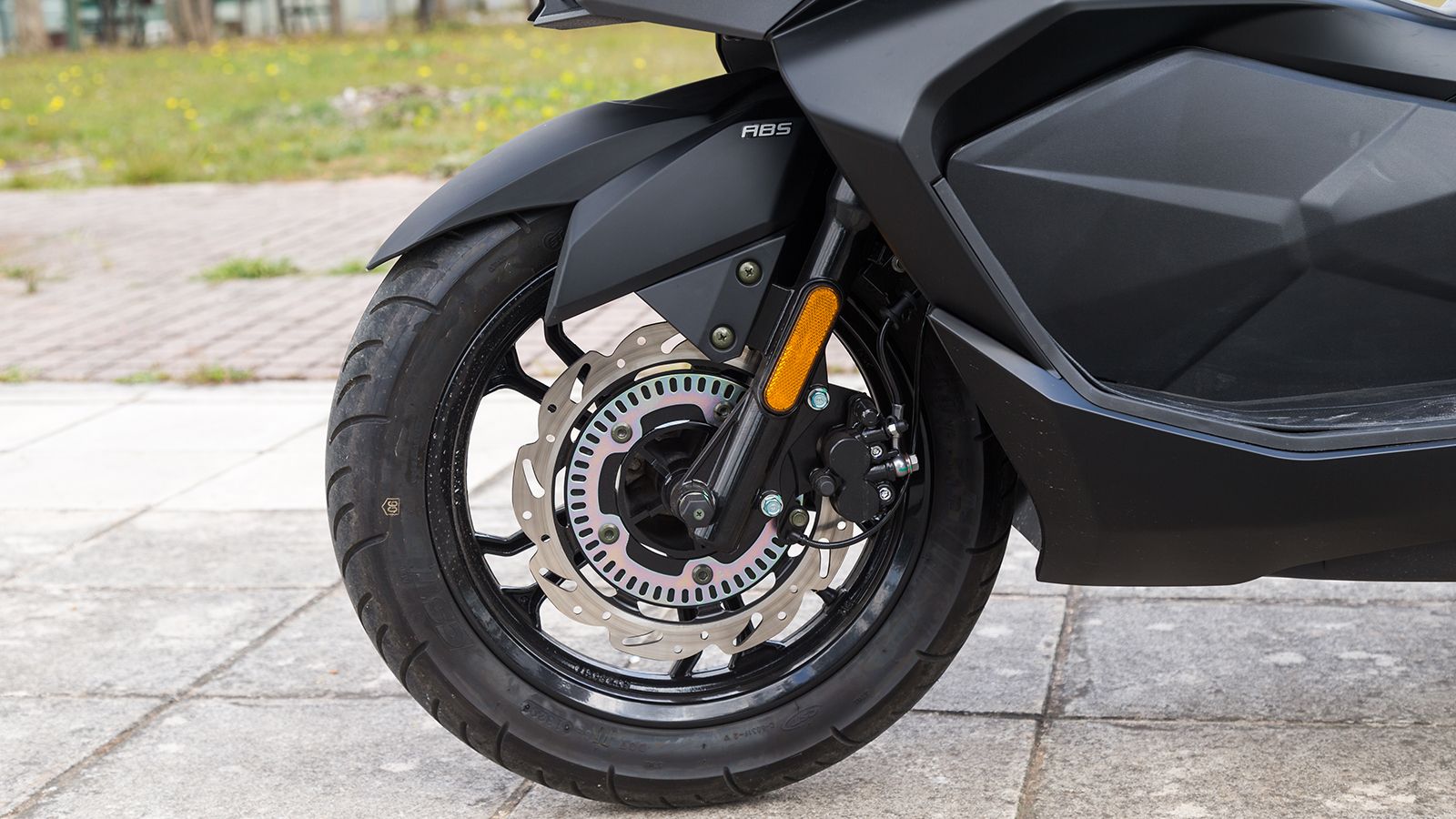 Η οδηγική σταθερότητα του Jet X ενισχύεται από το τηλεσκοπικό πιρούνι με διαδρομή 100 χιλιοστών εμπρός και τα δύο ρυθμιζόμενα αμορτισέρ πίσω, που επιτ