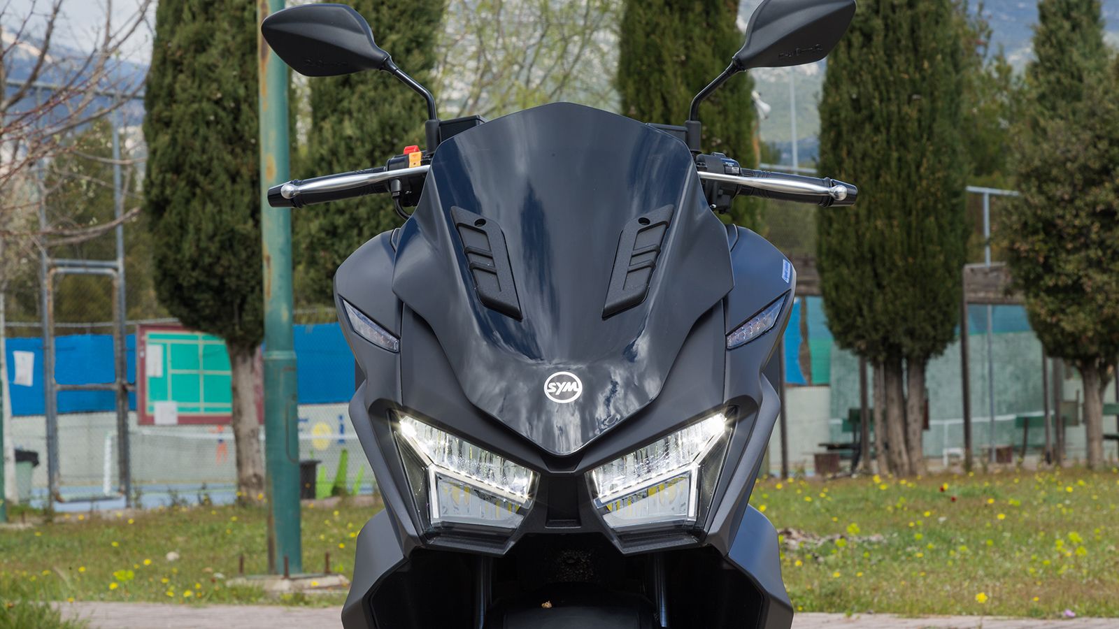 Το SYM Jet X 125 εφοδιάζεται με τετραβάλβιδο υγρόψυκτο κινητήρα 125 κυβικών εκατοστών, που αποδίδει 13 ίππους στις 8.000 σ.α.λ. και ροπή 11,5 Nm στις 