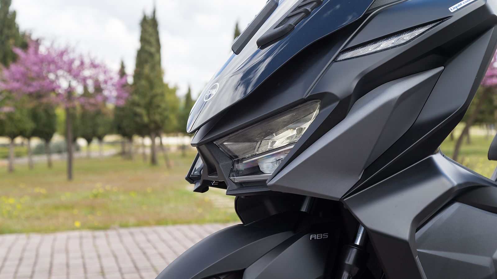 Η αισθητική του SYM Jet X χαρακτηρίζεται από τον LED φωτισμό πλήρους κάλυψης με ξεχωριστή σχεδίαση εμπρός και πίσω.