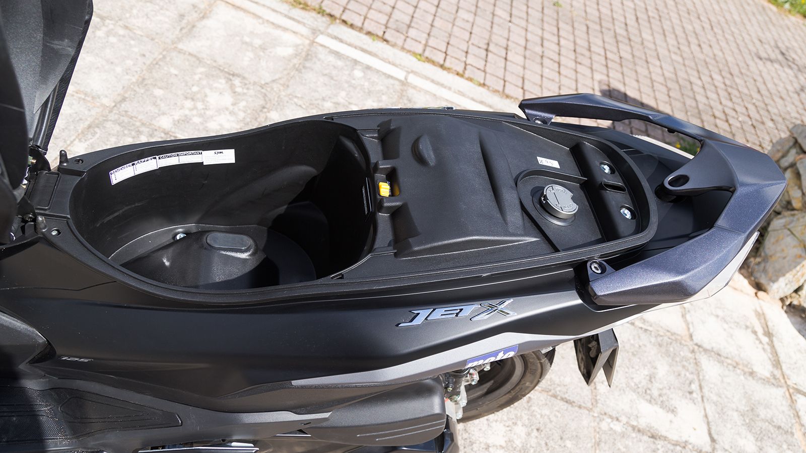  Κάτω από τη σέλα βρίσκεται κύριος αποθηκευτικός χώρος 18 λίτρων, ικανός να φιλοξενήσει ένα full-face κράνος, ενώ στη δεξιά πλευρά της ποδιάς υπάρχει 