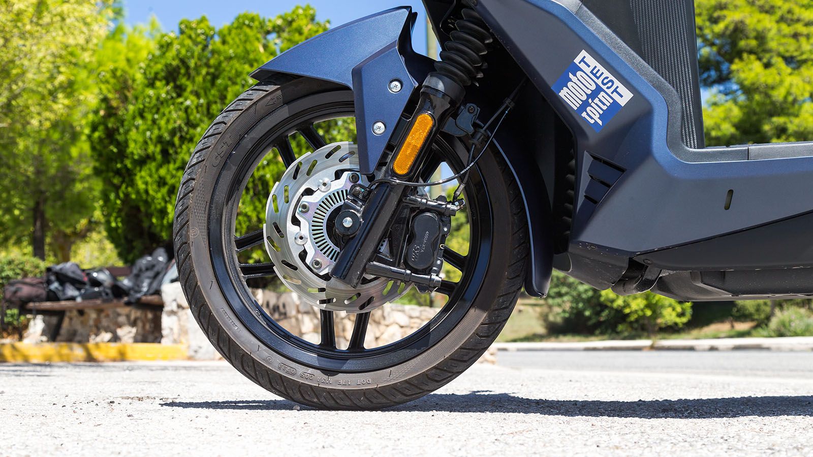 Ακτινικά τοποθετημένη τετραπίστονη δαγκάνα, σπάνιο για scooter αυτής της κατηγορίας.