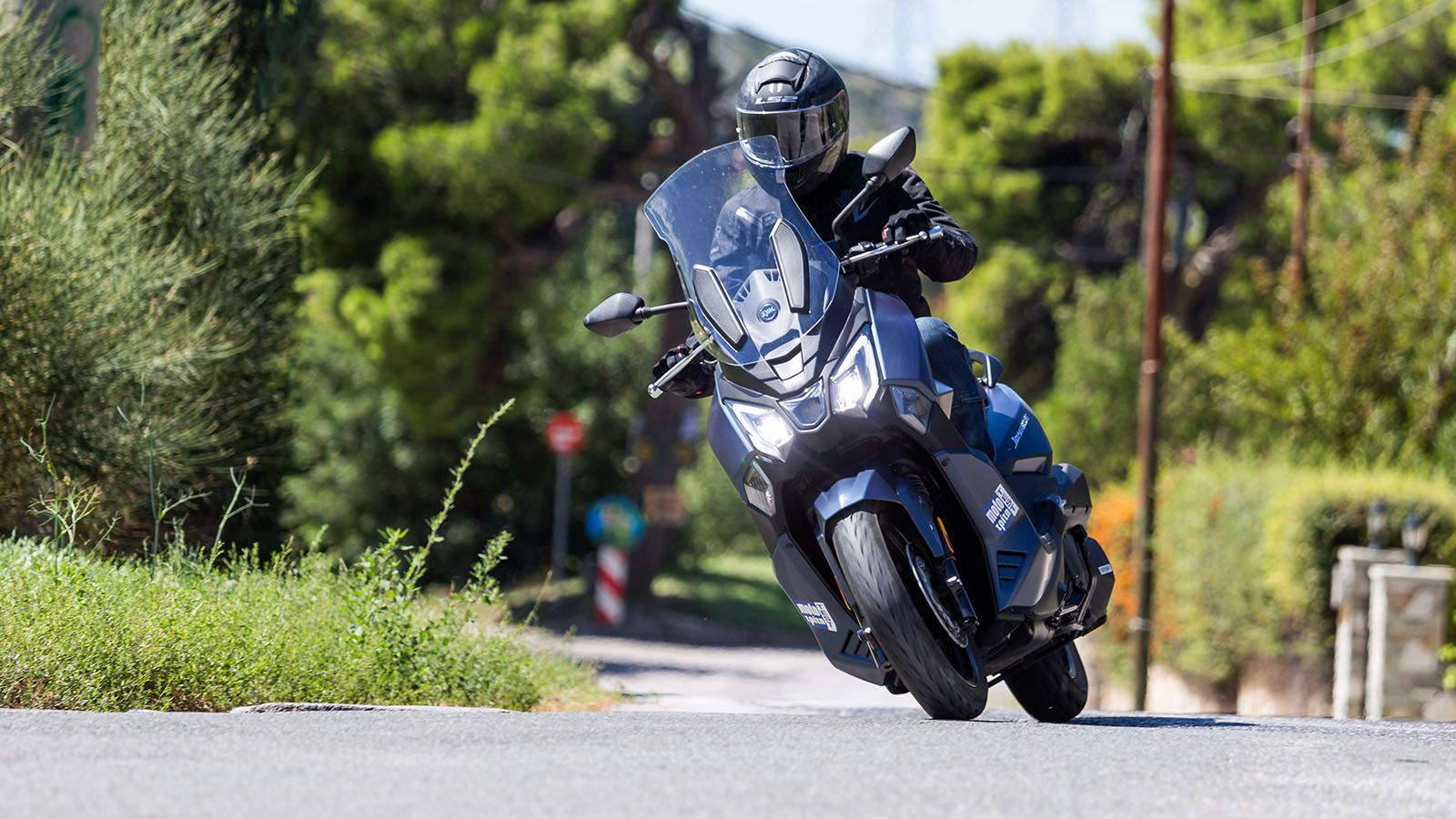 Ευχαρίστως θα βγει εκτός πόλης και με δεύτερο άτομο στη σέλα.