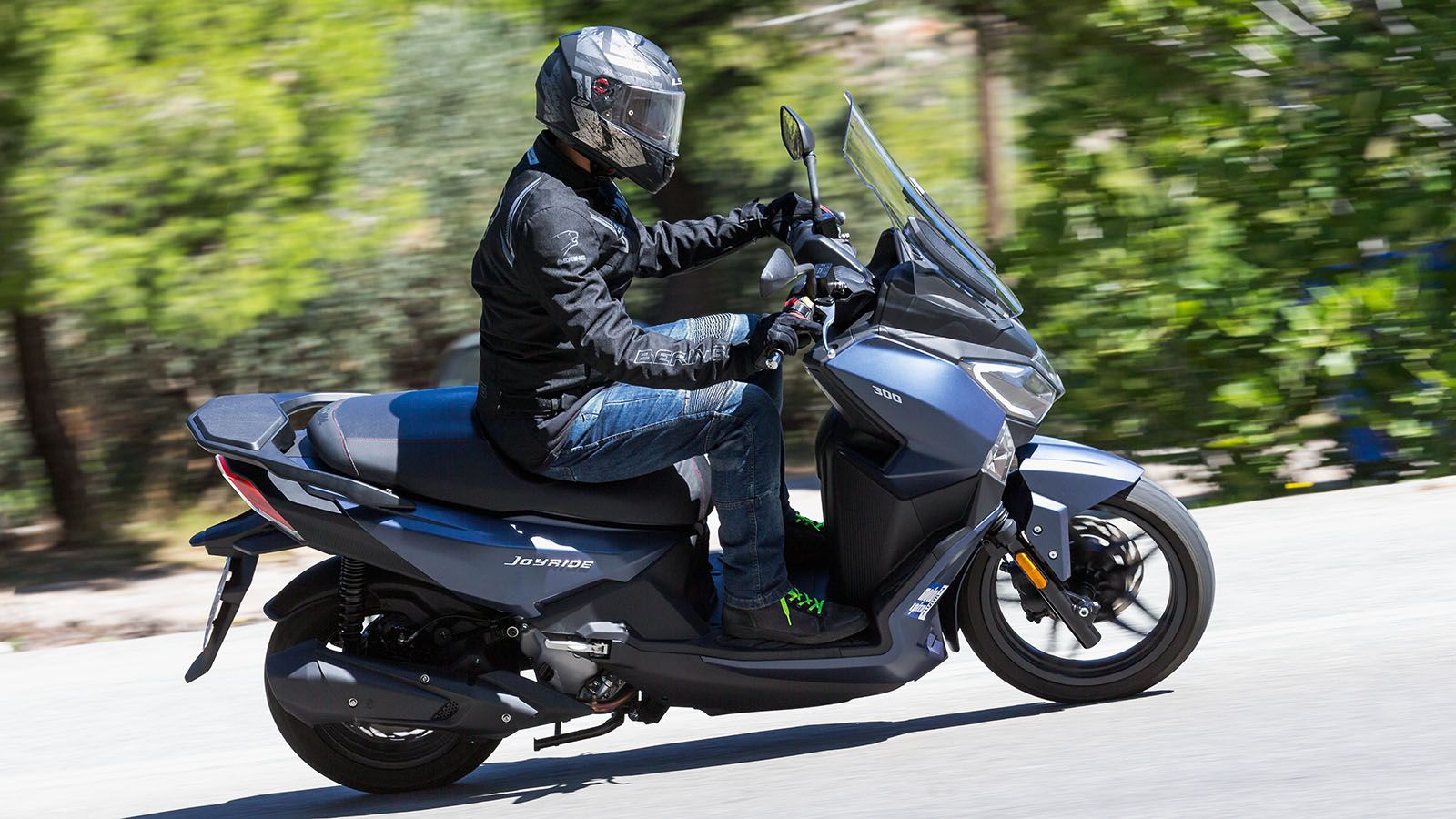 Η ασφάλεια αποτελεί βασική προτεραιότητα στο JOYRIDE 300, το οποίο εξοπλίζεται με δικάναλο ABS της Continental και σύστημα ελέγχου πρόσφυσης (TCS).