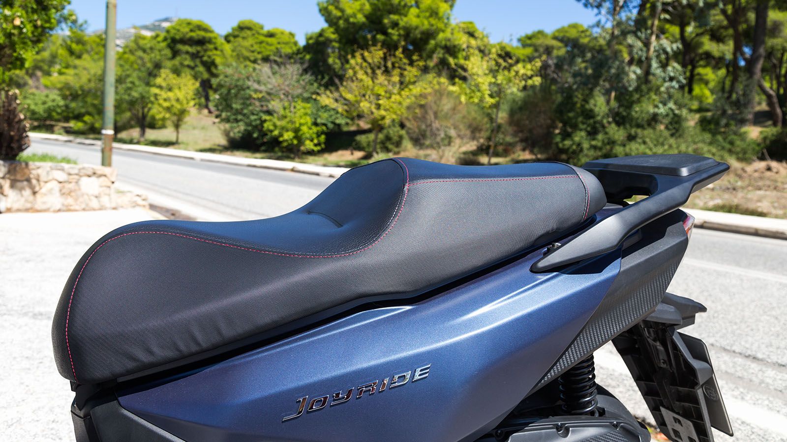 Η σέλα είναι δύο επιπέδων με καλή στήριξη.