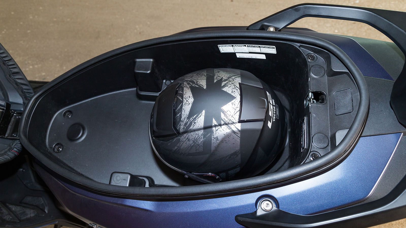 Ο αποθηκευτικός χώρος κάτω από τη σέλα ξεπερνά τα 35 λίτρα, επαρκής για ένα full face κράνος και επιπλέον αντικείμενα.