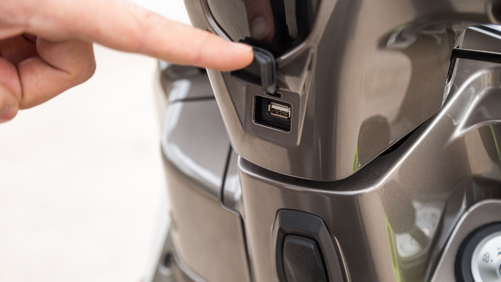 USB:  Μια θύρα USB Quick Charge 3.0 με εύκολη πρόσβαση στο εμπρός μέρος του τιμονιού, είναι υπεύθυνη για τη γρήγορη φόρτιση ηλεκτρικών συσκευών. 