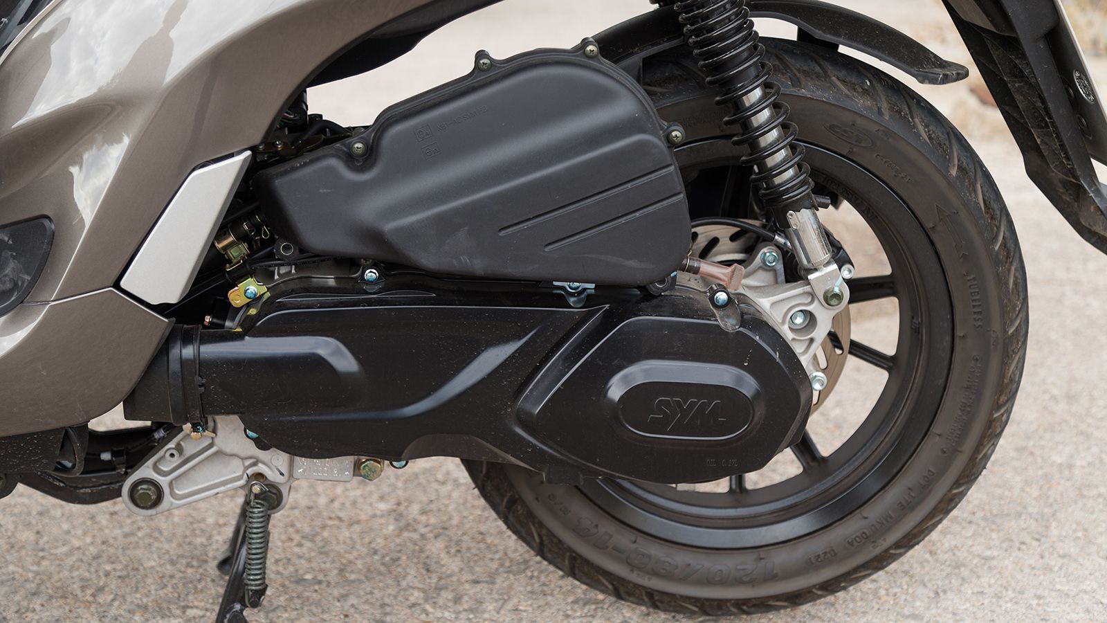 Κινητήρας: Ο αερόψυκτος κινητήρας των 169 κ.εκ. συμμορφώνεται με τις Euro5 προδιαγραφές, χωρίς αντίκτυπο στην απόδοσή του. Η ιπποδύναμη έχει σκαρφαλώσ