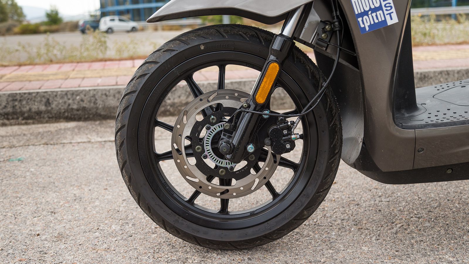 Μπροστινό: Ο δίσκος των 260 χιλιοστών μαζί με τη διπίστονη δαγκάνα και το ABS της Continental, εξασφαλίζουν μικρές αποστάσεις ακινητοποίησης. Ο μεγάλο