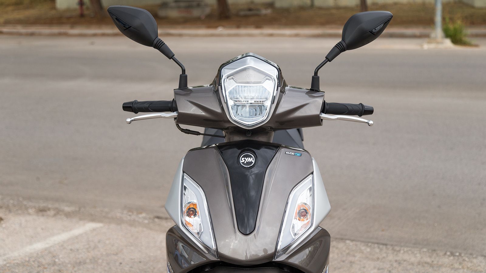 Το κλασικό design ενορχηστρώθηκε από μοντέρνες πινελιές, όπως ο διπλός LED προβολέας με τα DRL φώτα ημέρας σε σχήμα V στο μπροστινό μέρος της ποδιάς κ