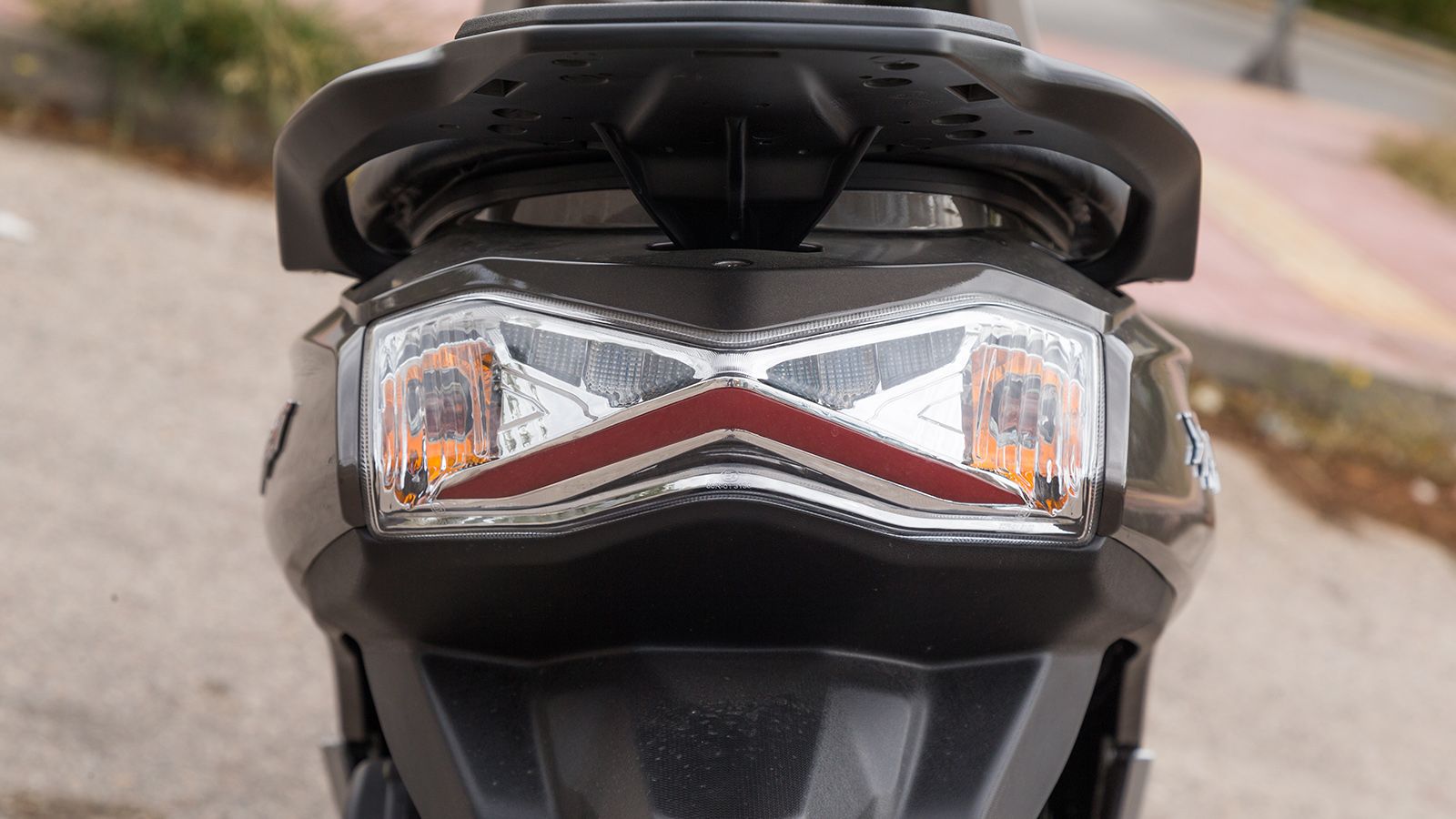 Το κλασικό design ενορχηστρώθηκε από μοντέρνες πινελιές, όπως ο διπλός LED προβολέας με τα DRL φώτα ημέρας σε σχήμα V στο μπροστινό μέρος της ποδιάς κ