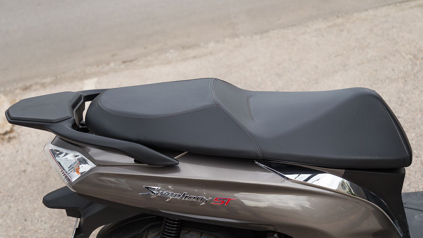 Σέλα: Η νέα ευρύχωρη σέλα, διαχωρισμένη σε δύο επίπεδα, μεγάλωσε τόσο σε μήκος όσο και σε συνολικό πλάτος προσφέροντας μεγαλύτερη άνεση σε αναβάτη και