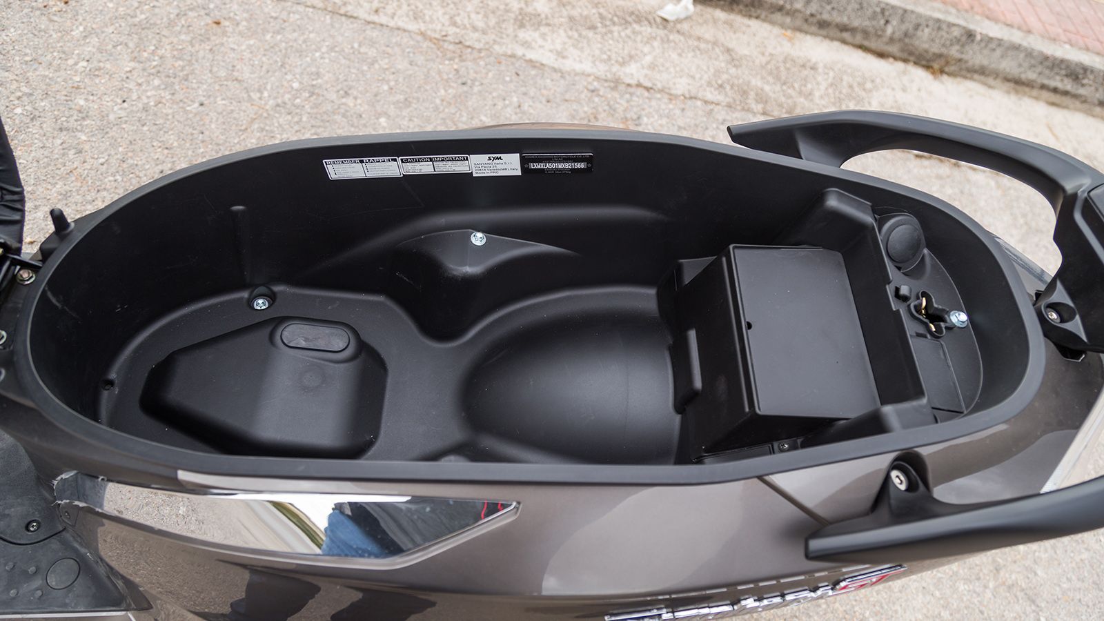 Αποθηκευτικός χώρος:  Χάριν εξοικονόμησης αποθηκευτικού χώρου, υιοθετήθηκε η λύση του τροχού 14 ιντσών πίσω. Κάτω από τη σέλα μπορούν πλέον μπορεί να 