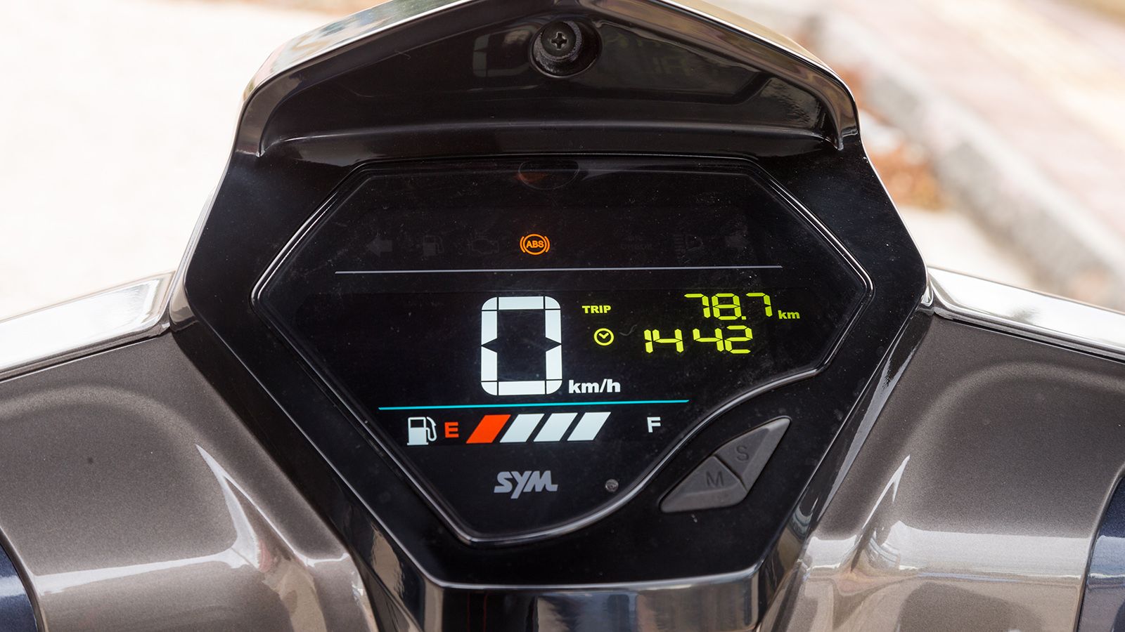 Όργανα: Ο πίνακας οργάνων έχει συμμορφωθεί με τις επιταγές της σύγχρονης αισθητικής, με μια LDC οθόνη να απεικονίζει με ευκρίνεια τις απαιτούμενες ενδ