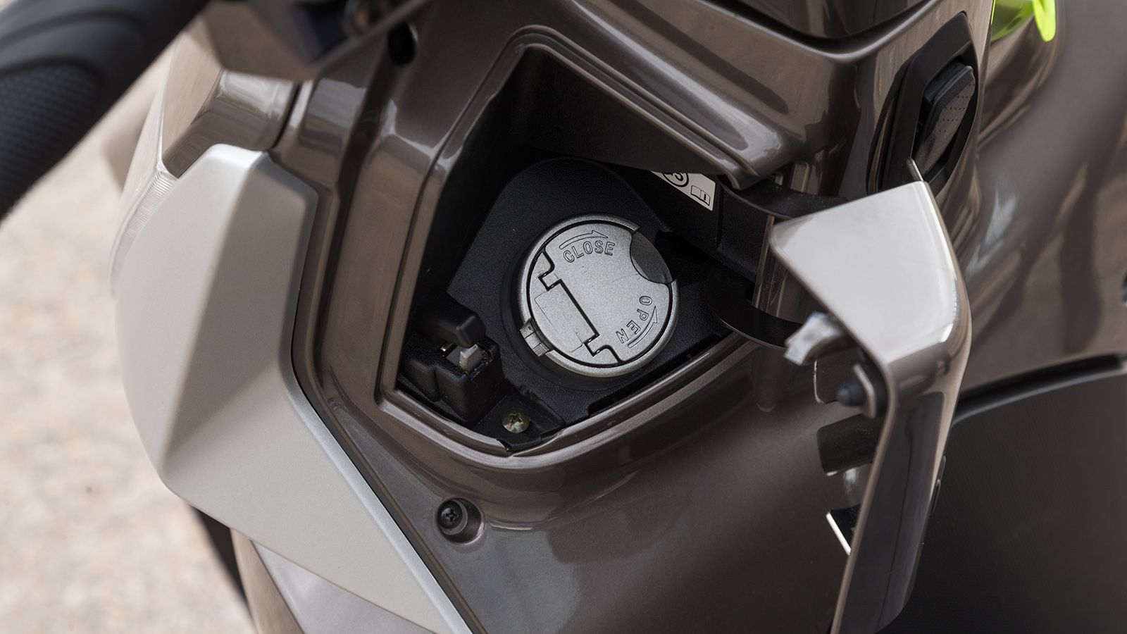 Ρεζερβουάρ:  Το δοχείο καυσίμου μεταφέρθηκε κάτω από τα πόδια του αναβάτη, μετακινώντας το κέντρο βάρους χαμηλότερα. Αυτό σημαίνει ότι ο ανεφοδιασμός 