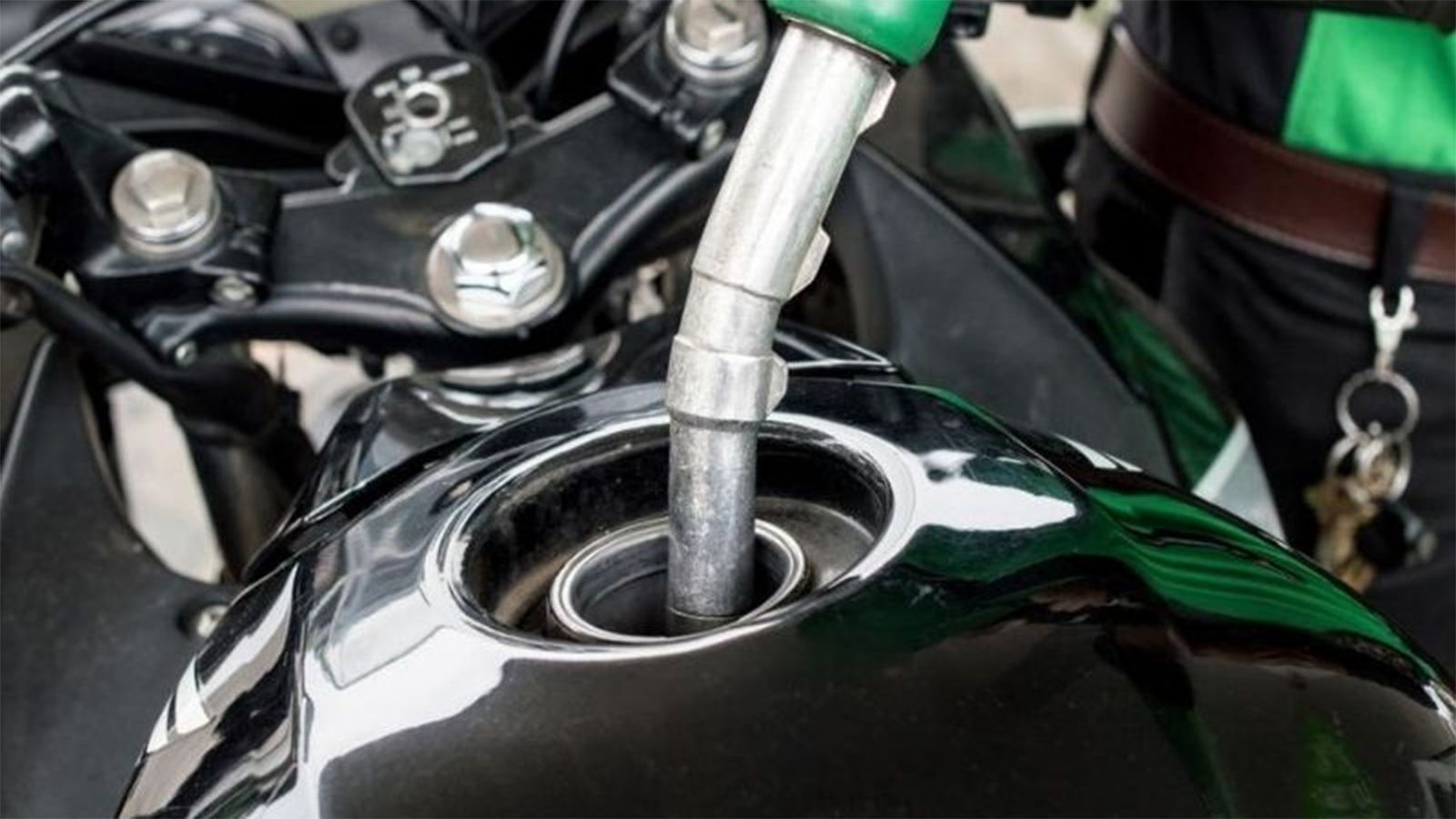 To κάθε γέμισμα... πονάει, όσο οι τιμές στα καύσιμα αυξάνονται. 