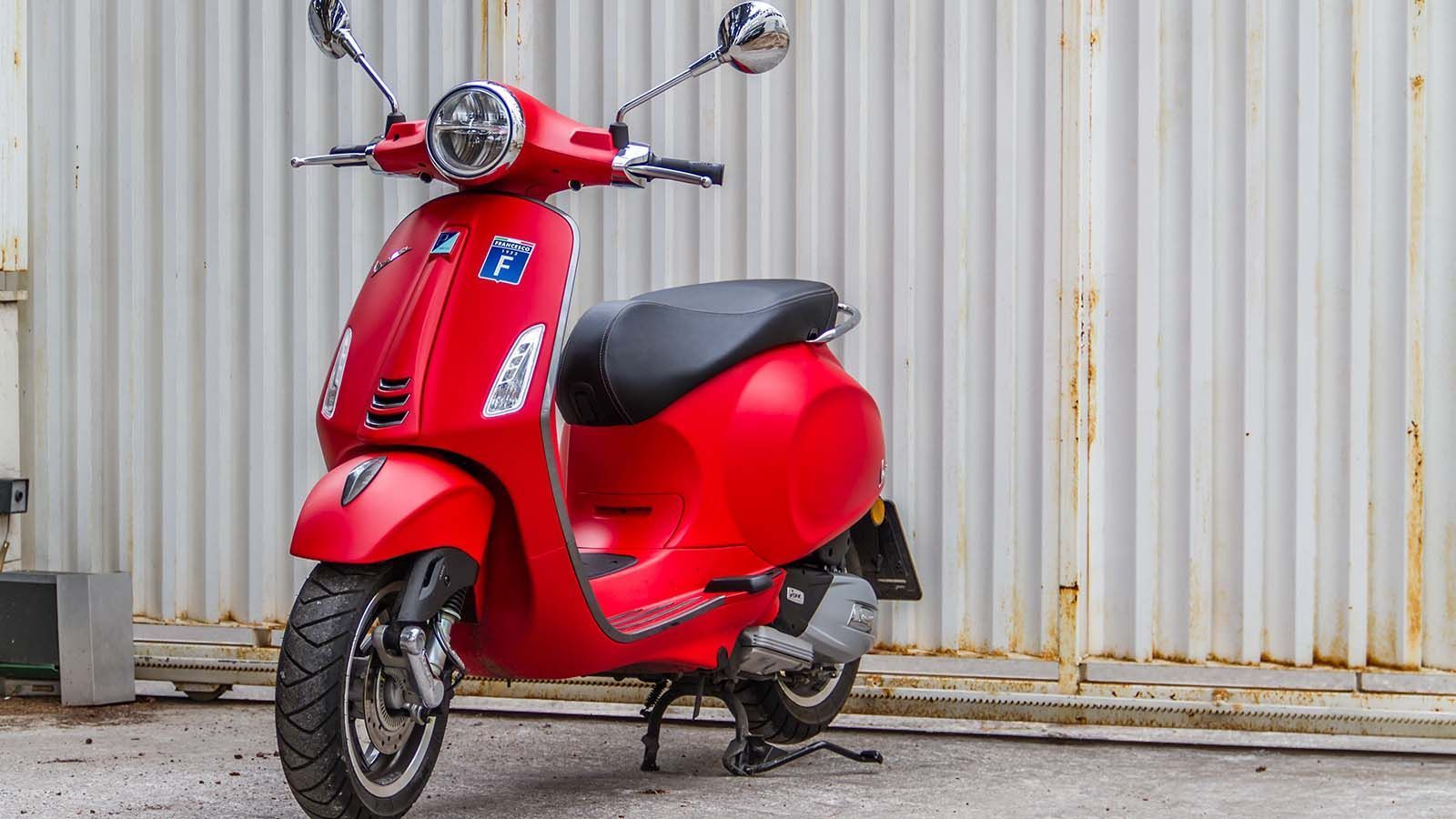 Οδήγησε τη Vespa Primavera 125