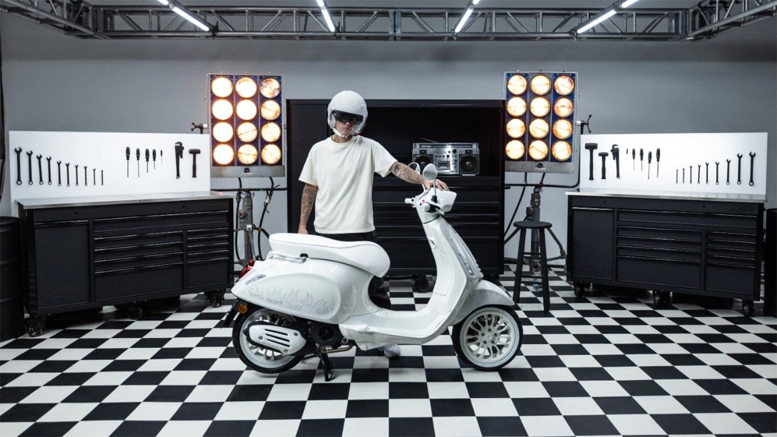 Ο Justin Bieber με την δική του δημιουργία, την Justin Bieber X Vespa.