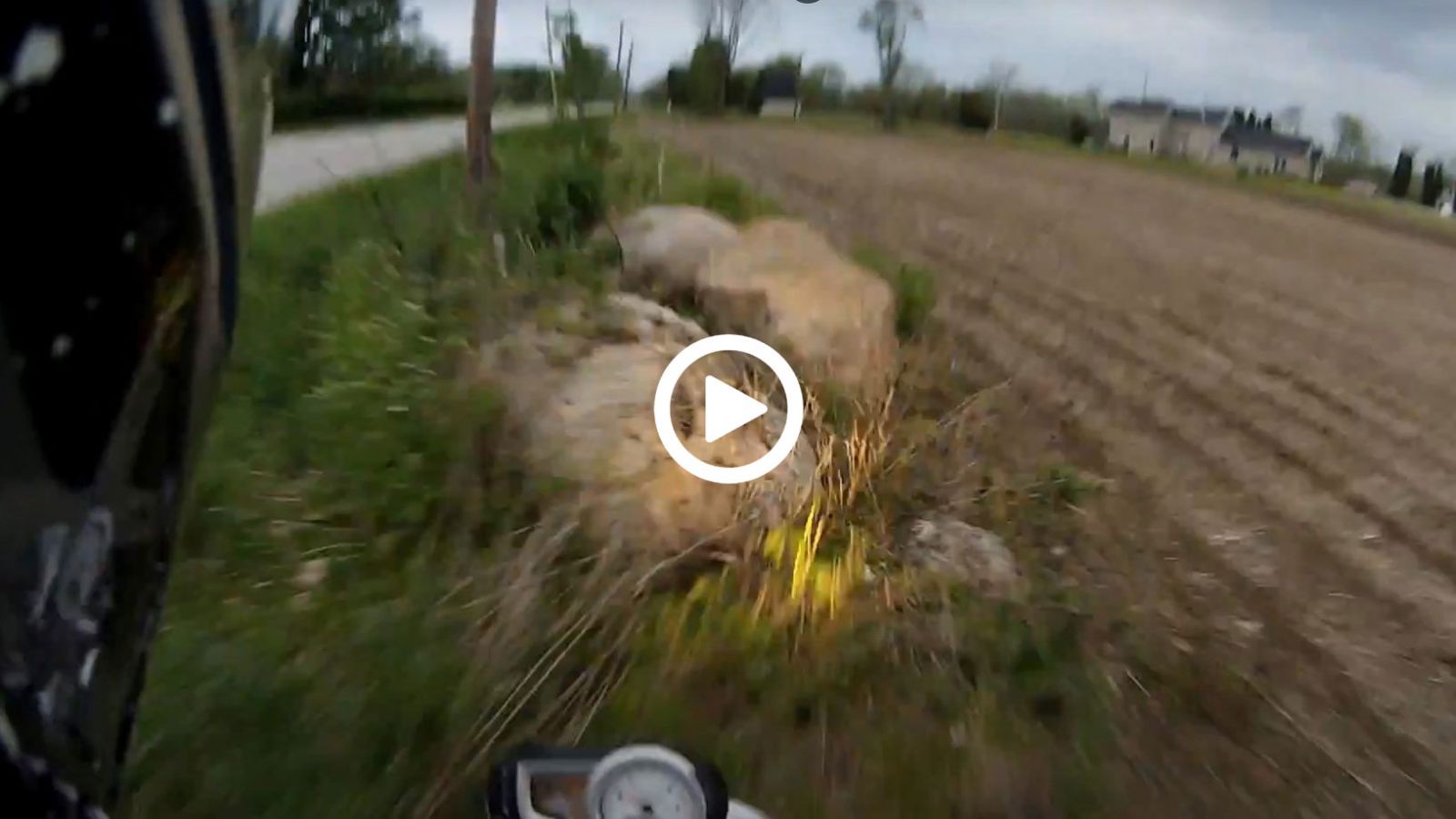 VIDEO: Στουκάρει πάνω σε κοτρόνες και καταστρέφεται 