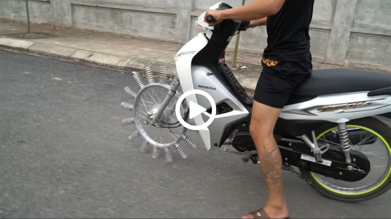 VIDEO: Τι θα γίνει αν αντί για λάστιχο, βάλεις... ελατήρια; 