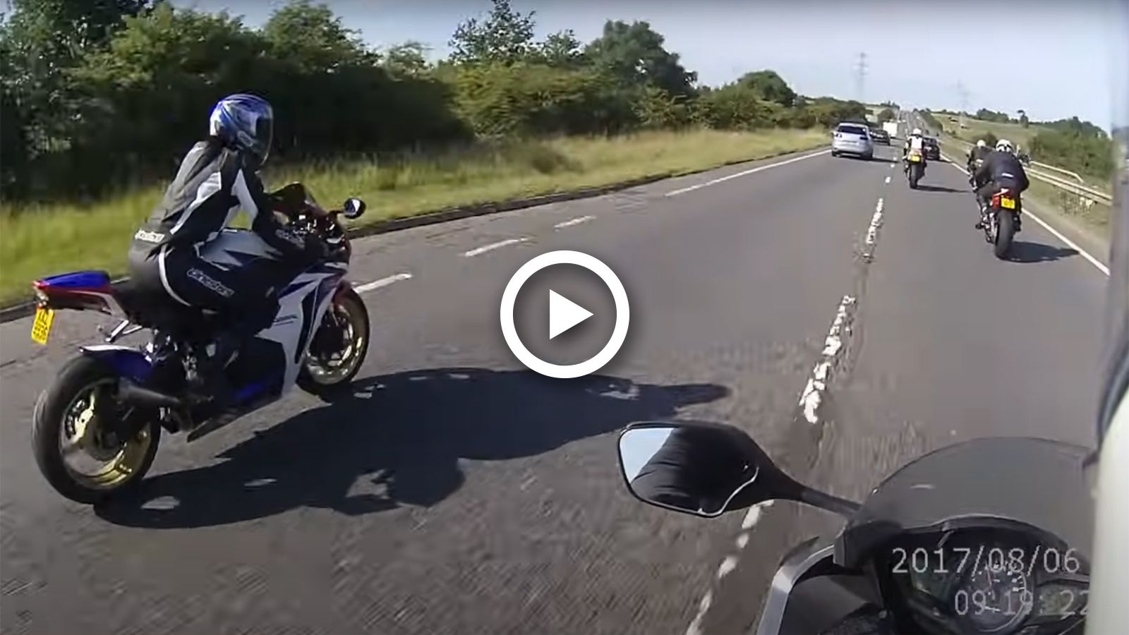 VIDEO: Αστυνομικός με «πολιτικά» τσακώνει αναβάτες στα 240 χλμ/ώρα!