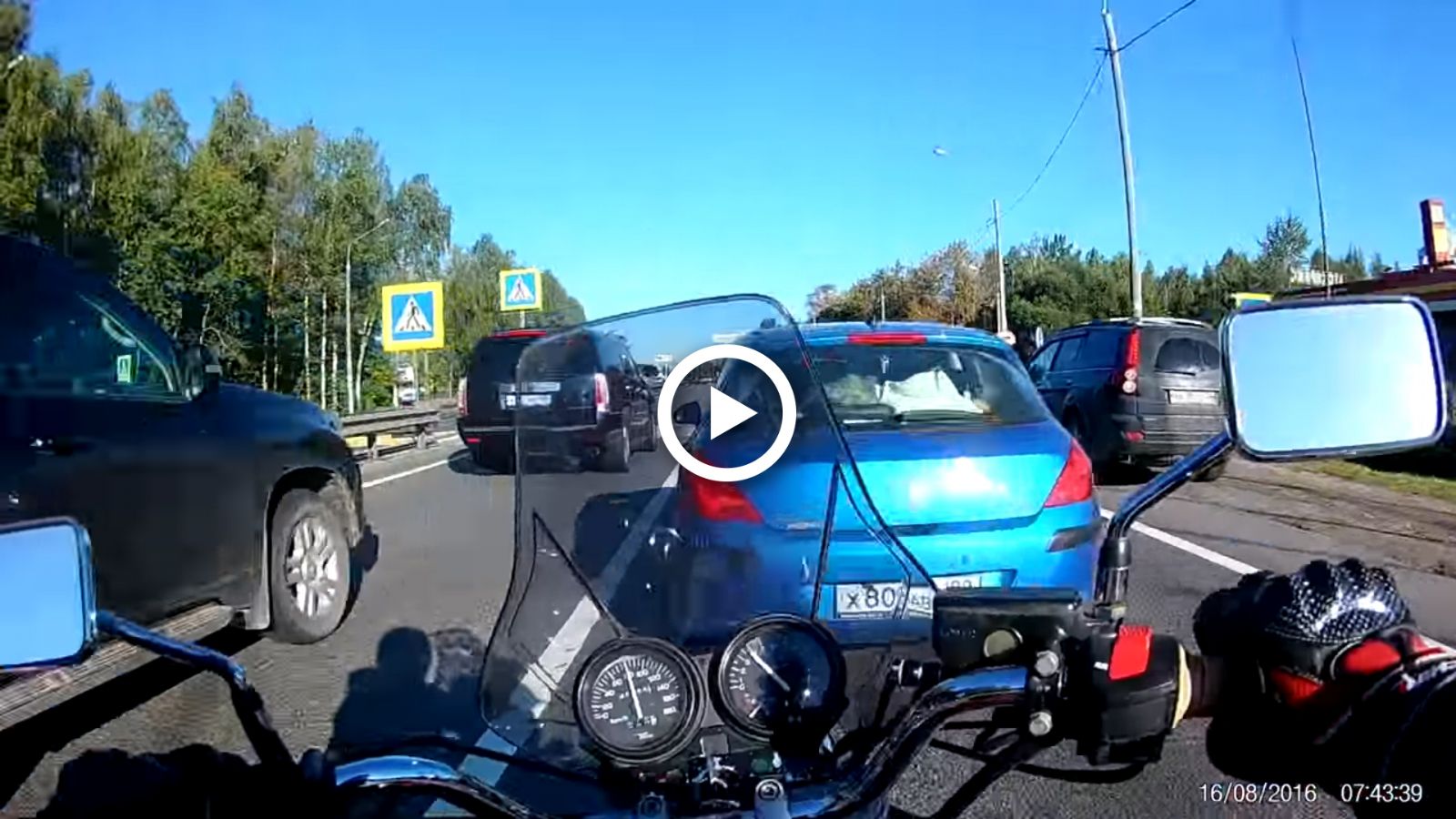 VIDEO: «Στούκα» αναβάτη σε κίνηση - «Πέταξε» από τη μοτοσυκλέτα