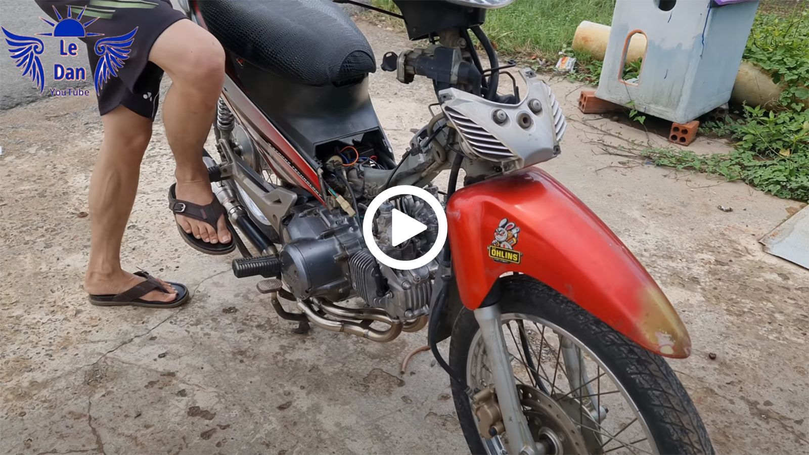 VIDEO: Ο τύπος που έφτιαξε ένα δικύλινδρο παπί μόνος του