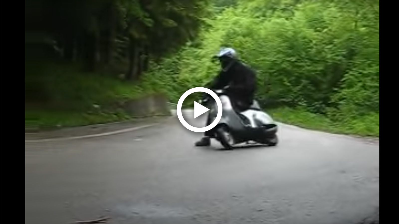 VIDEO: Αναβάτης Vespa μπαίνει παντού με το πλάι και με πόδι έξω!