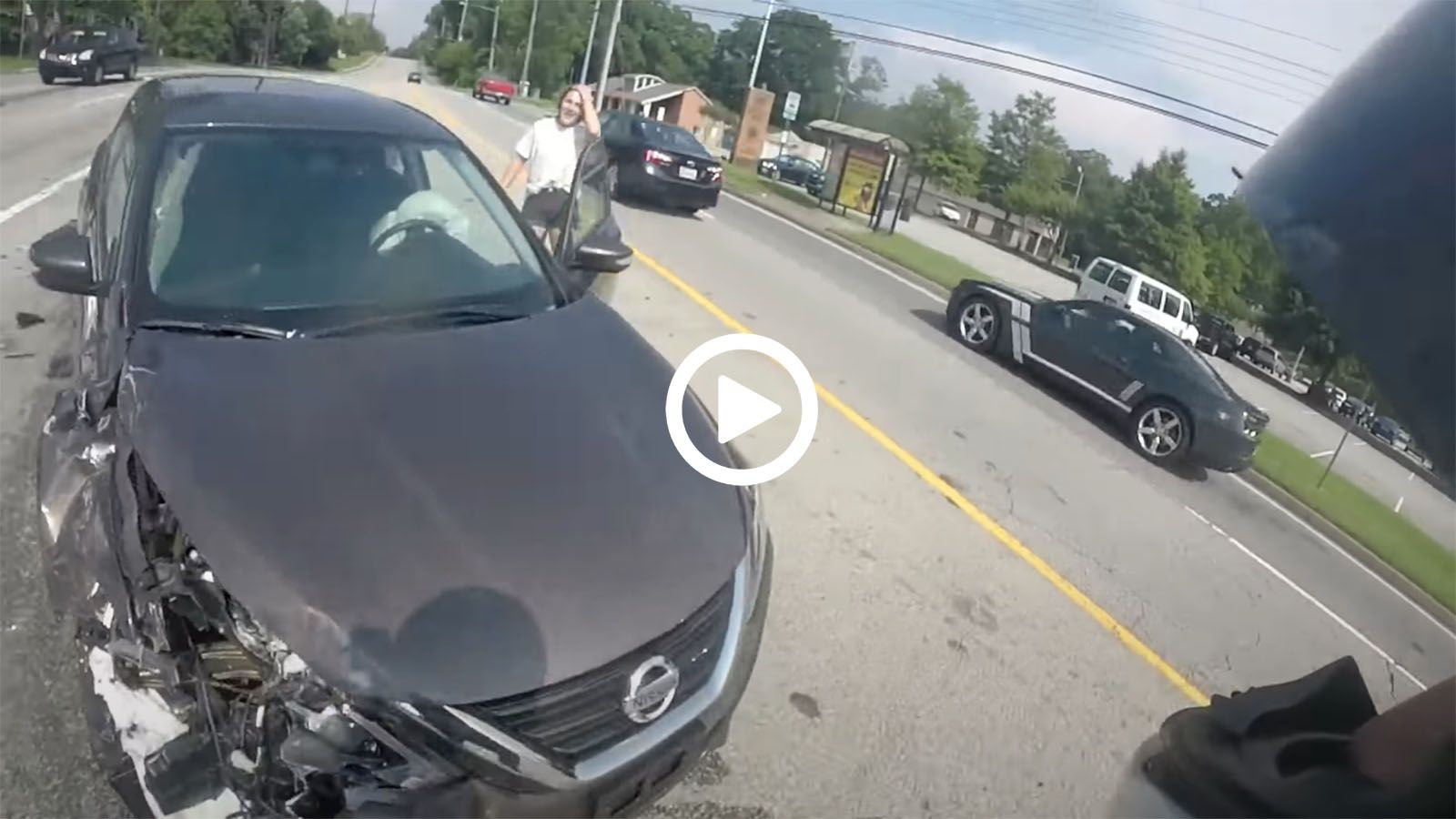 VIDEO: Αναβάτης τρέχει να βοηθήσει κοπελίτσα μετά από σοβαρό τροχαίο